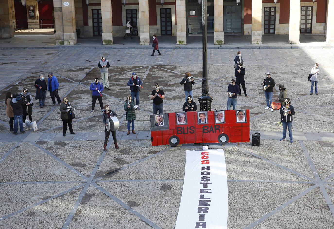 Una veintena de hosteleros, convocados por la asociación Hostelería con Conciencia, se han concentrado este miércoles en la plaza Mayor de Gijón para reivindicar «ayudas directas no bonos que solo beneficien al consumidor»