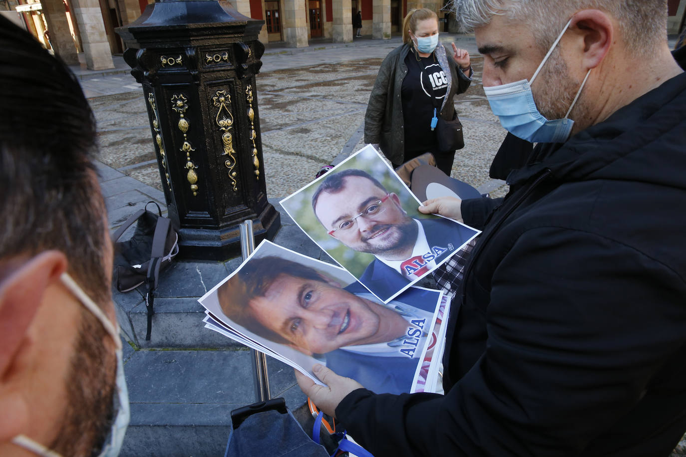 Una veintena de hosteleros, convocados por la asociación Hostelería con Conciencia, se han concentrado este miércoles en la plaza Mayor de Gijón para reivindicar «ayudas directas no bonos que solo beneficien al consumidor»