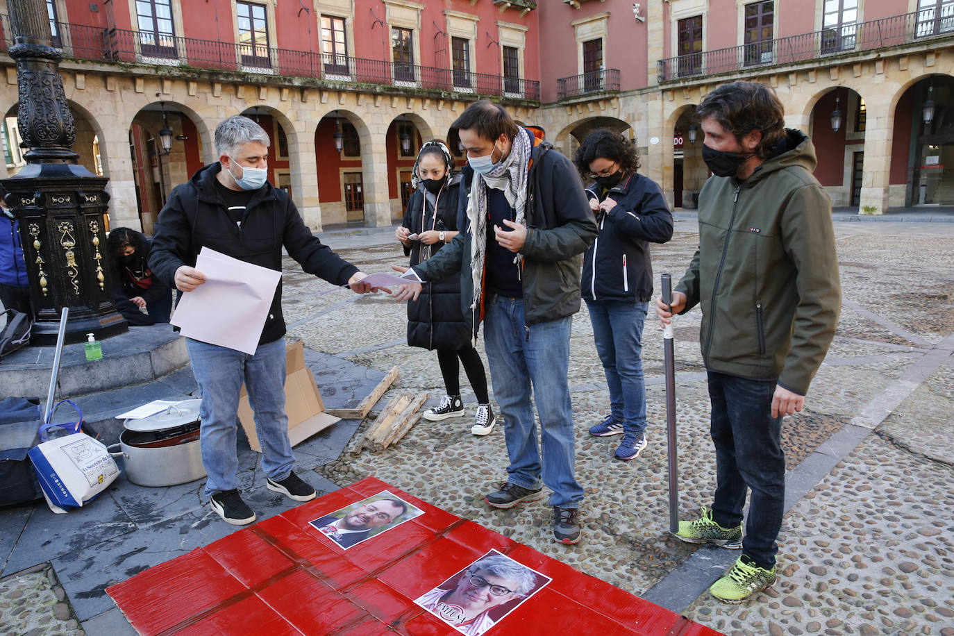 Una veintena de hosteleros, convocados por la asociación Hostelería con Conciencia, se han concentrado este miércoles en la plaza Mayor de Gijón para reivindicar «ayudas directas no bonos que solo beneficien al consumidor»
