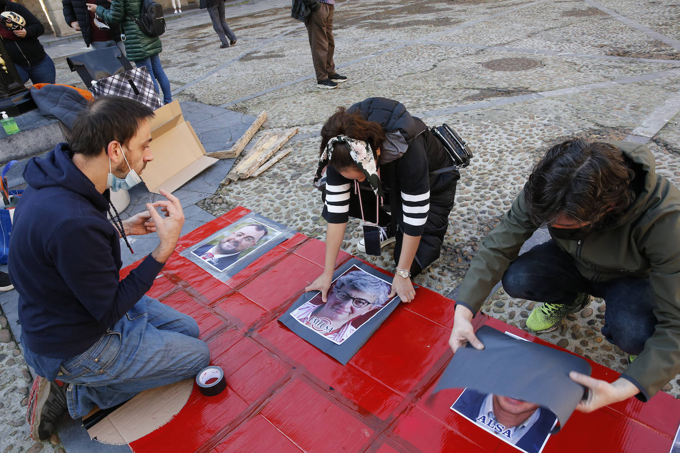 Una veintena de hosteleros, convocados por la asociación Hostelería con Conciencia, se han concentrado este miércoles en la plaza Mayor de Gijón para reivindicar «ayudas directas no bonos que solo beneficien al consumidor»