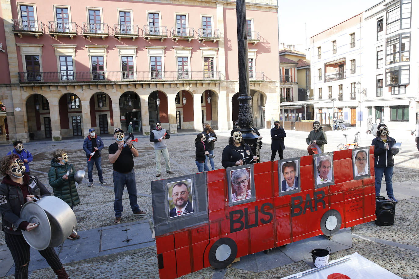 Una veintena de hosteleros, convocados por la asociación Hostelería con Conciencia, se han concentrado este miércoles en la plaza Mayor de Gijón para reivindicar «ayudas directas no bonos que solo beneficien al consumidor»