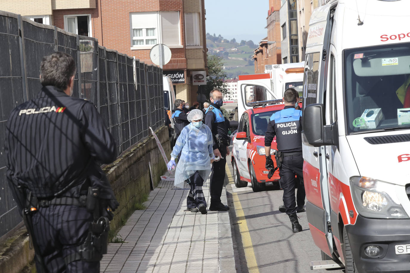Ha sido trasladado por el SAMU a un centro hospitalario con dos impactos de bala en un pie y en la zona abdominal