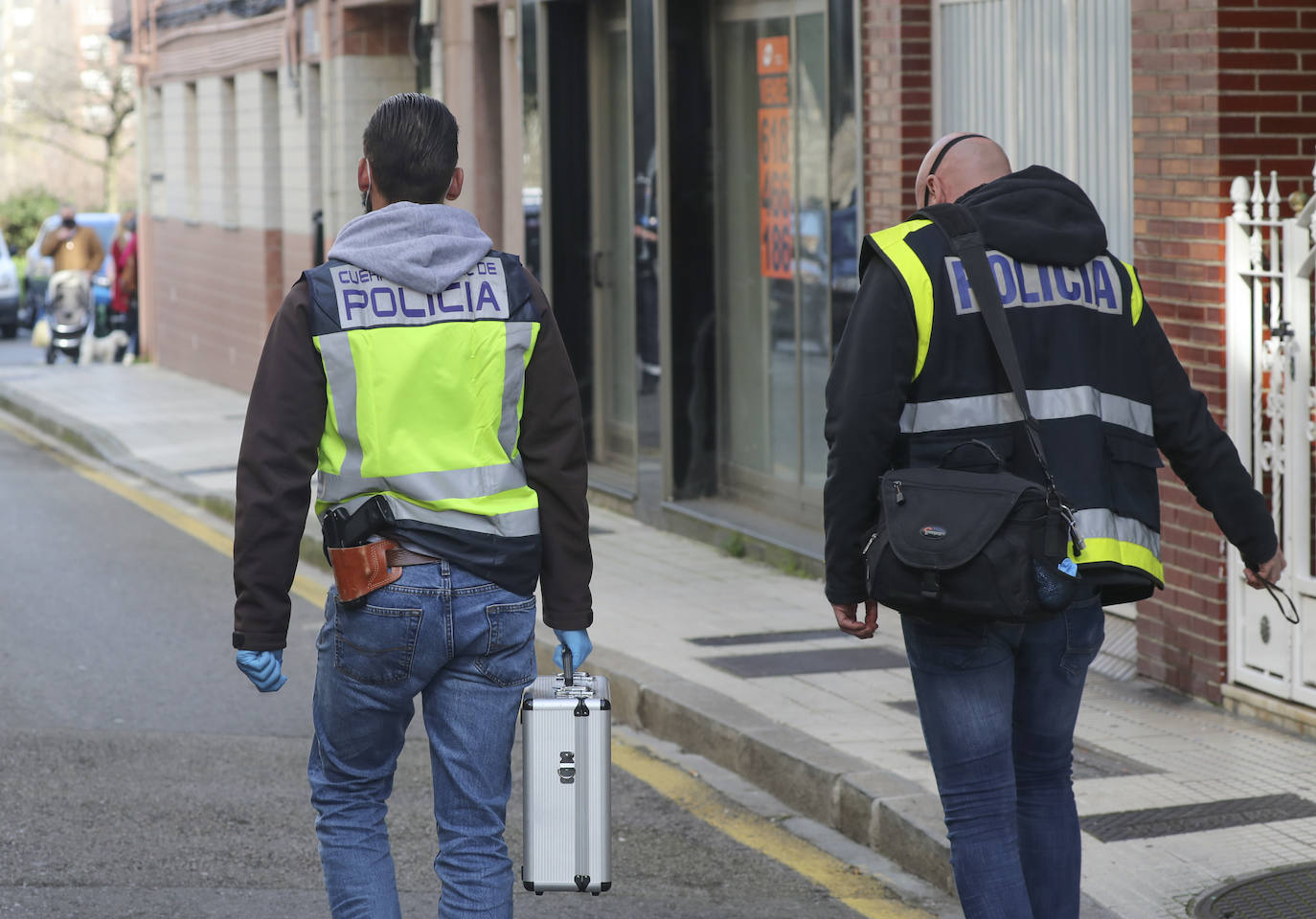 Ha sido trasladado por el SAMU a un centro hospitalario con dos impactos de bala en un pie y en la zona abdominal