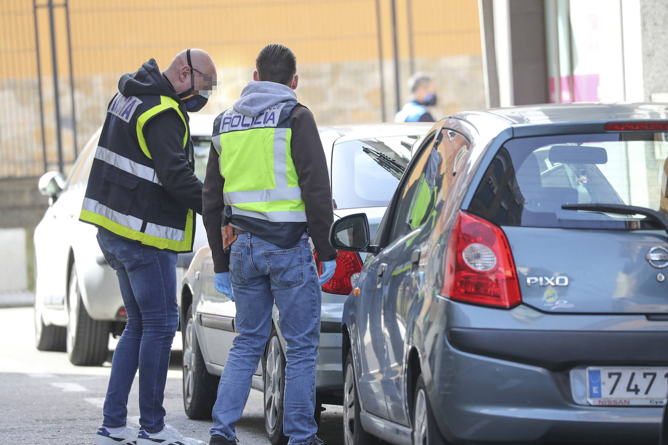 Ha sido trasladado por el SAMU a un centro hospitalario con dos impactos de bala en un pie y en la zona abdominal