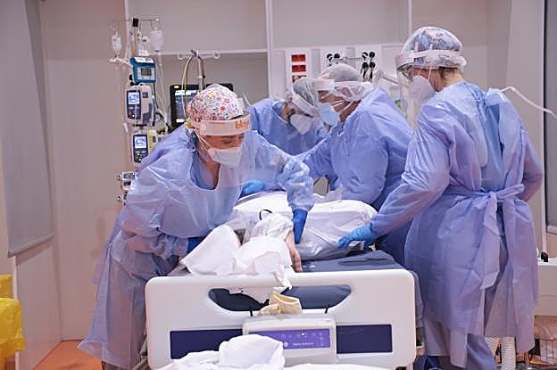 La notificación de nuevos casos sigue a la baja y la positividad roza el 5%