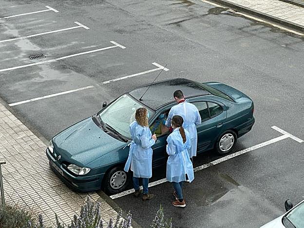 «Si tiene alguna reacción, toque el claxon del coche»