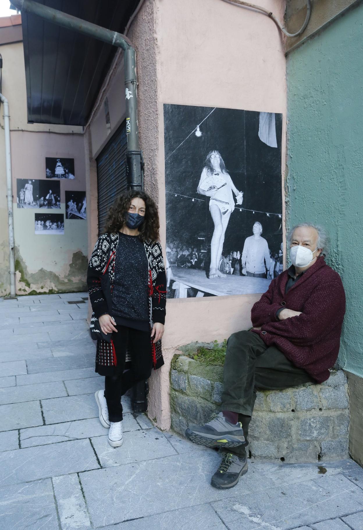 Ana González y Luis Sevilla, en la calle Plaza de Cimadevilla. 