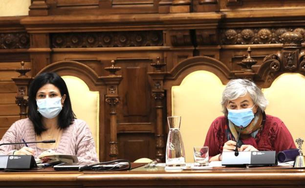 La alcaldesa de Gijón (derecha), durante el Pleno de este miércoles.