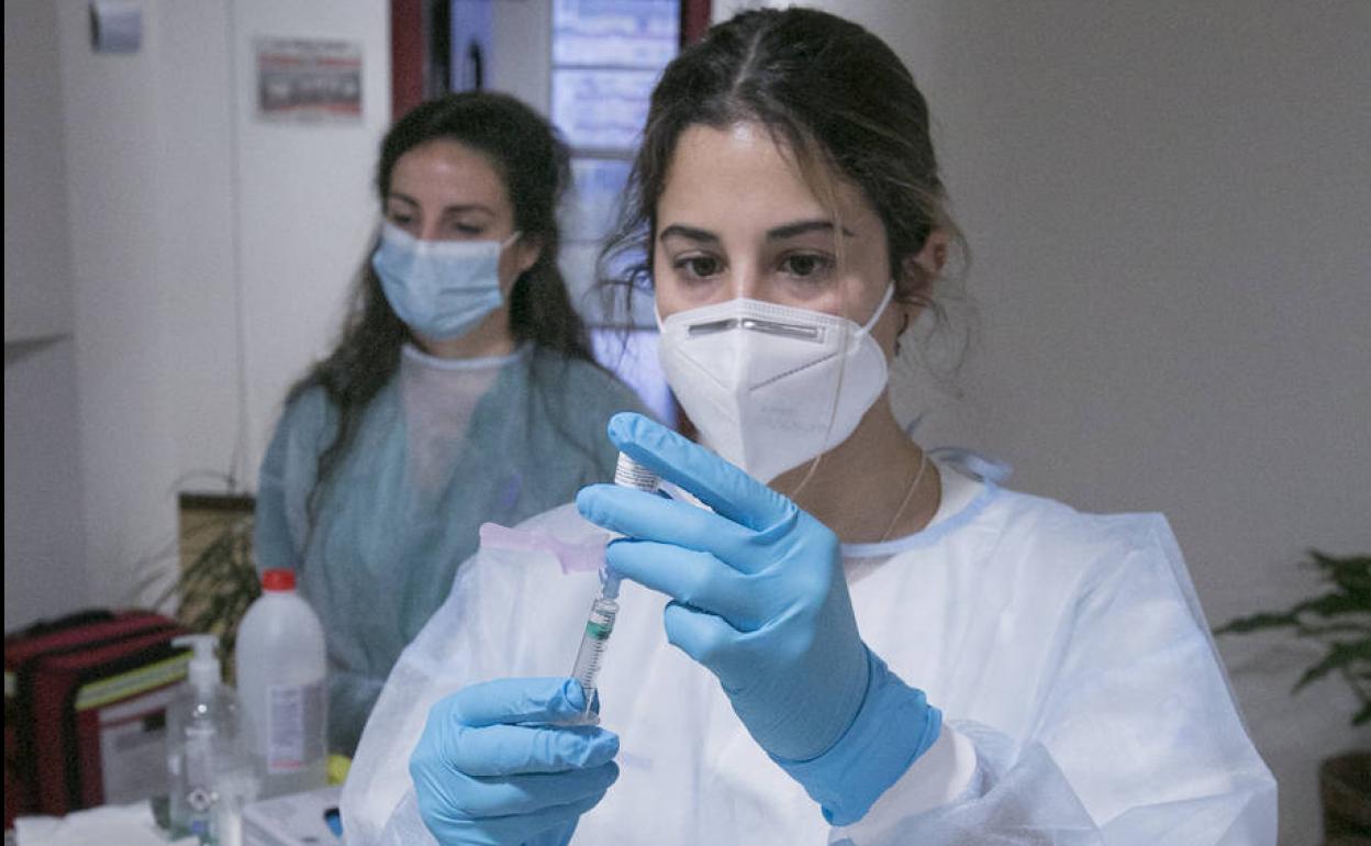 Enfermeras preparando las vacunas contra el covid 19