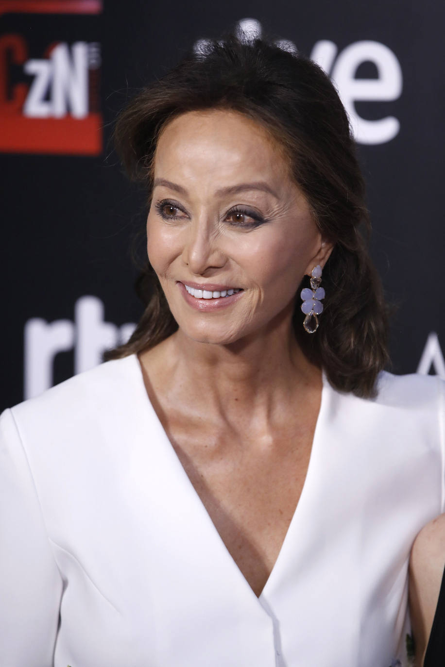 2017 | Isabel Preysler está de celebración. La reina de corazones cumple 70 años este 18 de febrero. La filipina saltó a la fama hace ya cincuenta años, cuando se casó con Julio Iglesias y a día de hoy continúa siendo uno de los mayores iconos de la elegancia. Su 70 cumpleaños le llega en un buen momento vital: feliz con sus hijos y nietos y enamorada de Mario Vargas Llosa. 