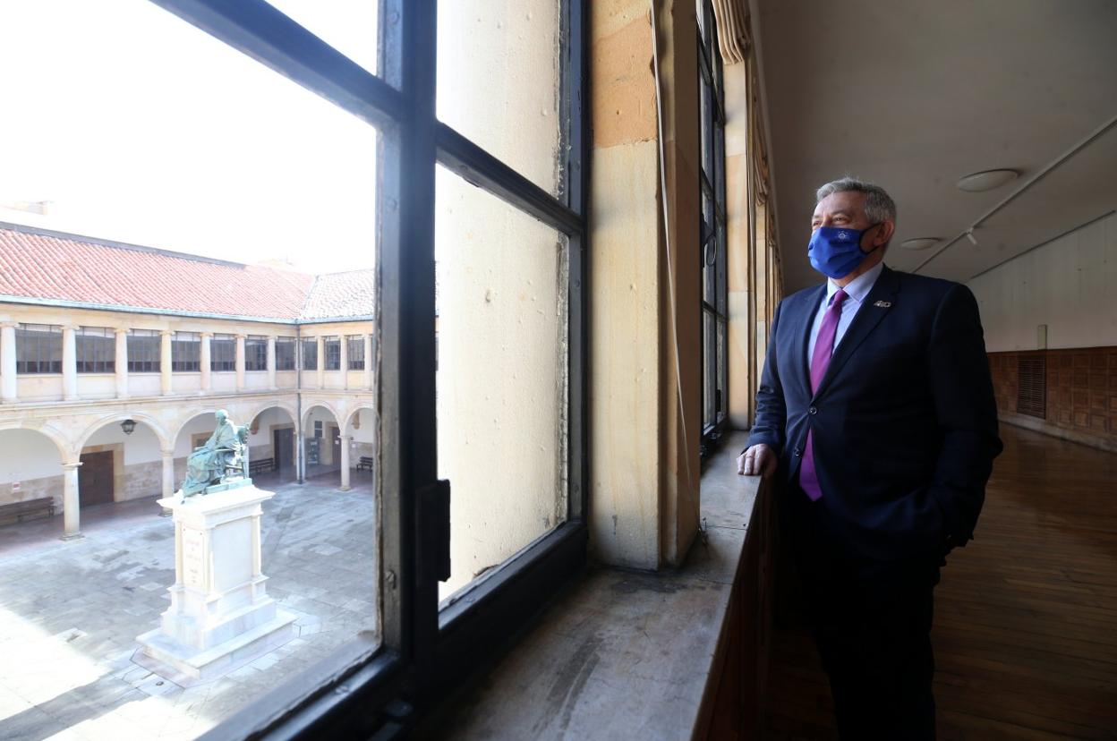 Santiago García Granda, en el edificio histórico de la Universidad de Oviedo. 