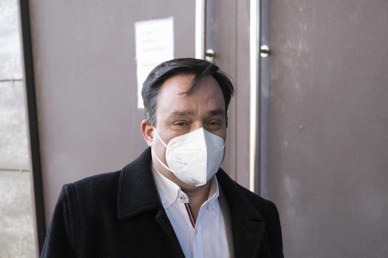 El sacerdote J. E. M., de 50 años, a su llegada al Palacio de Justicia de Gijón. 