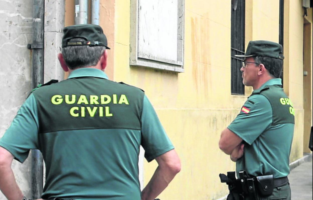 Dos agentes de la Guardia civil en una intervención en Pravia. 
