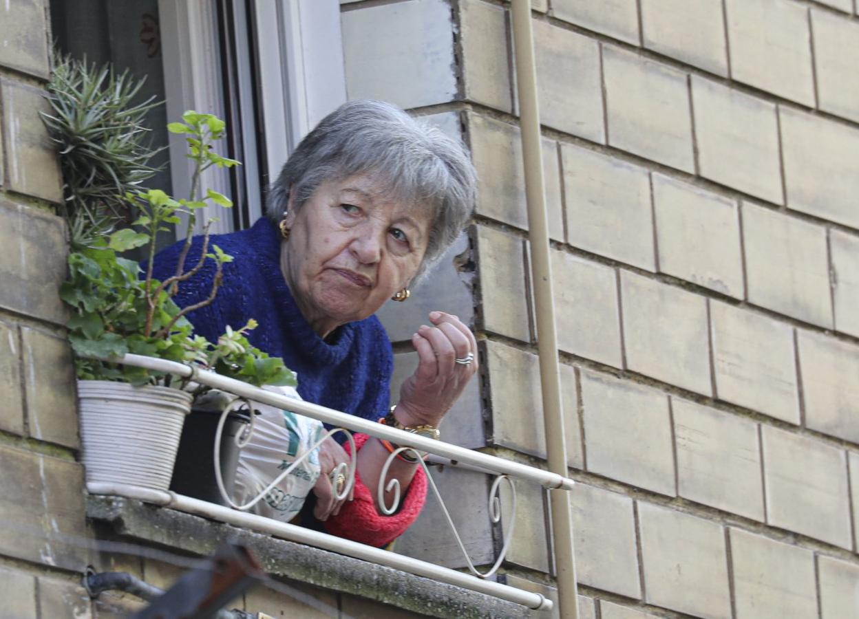 Zulima Rojo, asomada a la ventana del edificio de la calle Trueba.