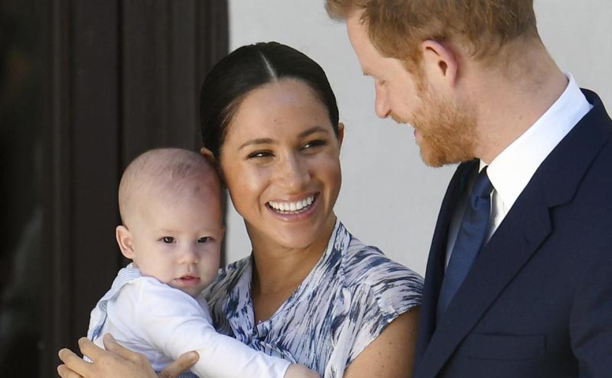 Meghan Markle y el príncipe Enrique junto a su primer hijo Archie