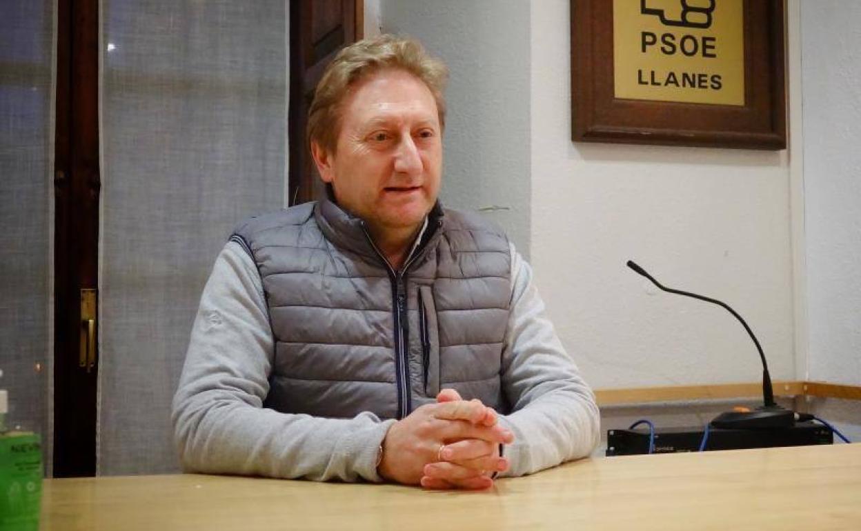 José Herrero, en la sede de la Agrupación Socialista de Llanes, donde presentó su dimisión.