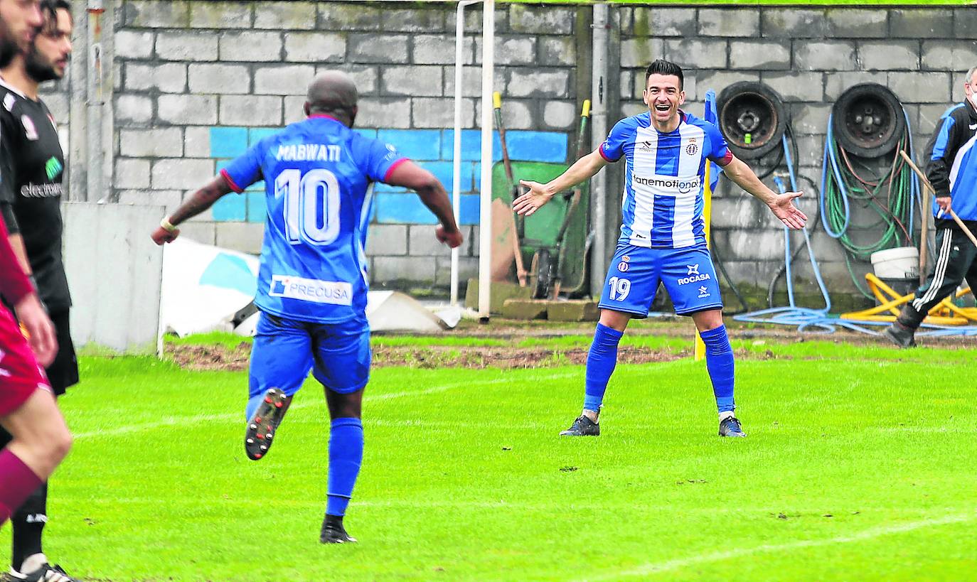 Natalio espera con los brazos abiertos la llegada de Cedrick Mabwati para celebrar uno de los goles del capitán. 