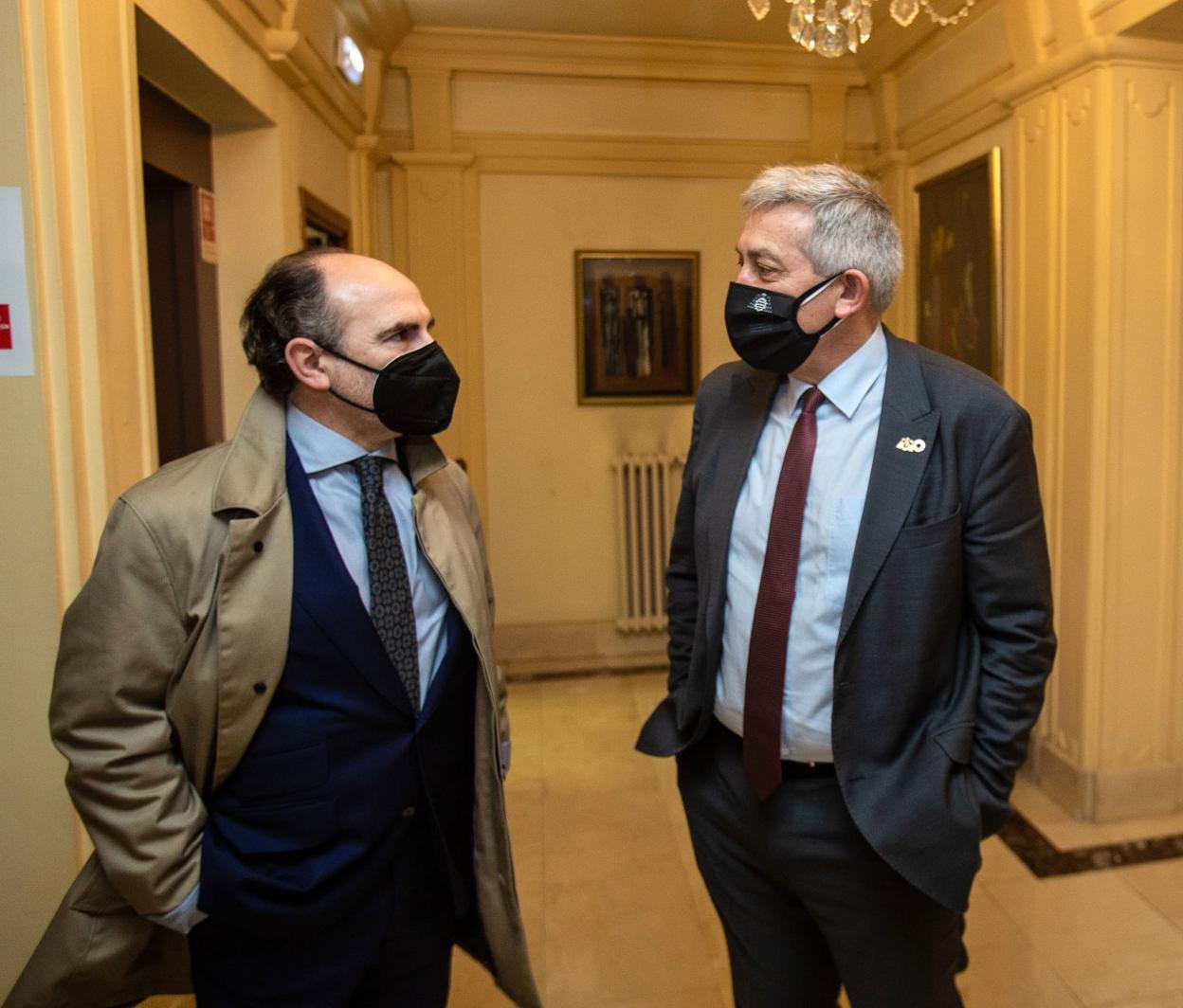 Ignacio Villaverde y Santiago García Granda, ayer, antes de la reunión de sus equipos. 