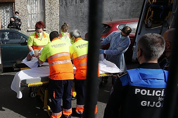 Los sanitarios atienden el miércoles al hombre herido de bala, en presencia de la Policía. 