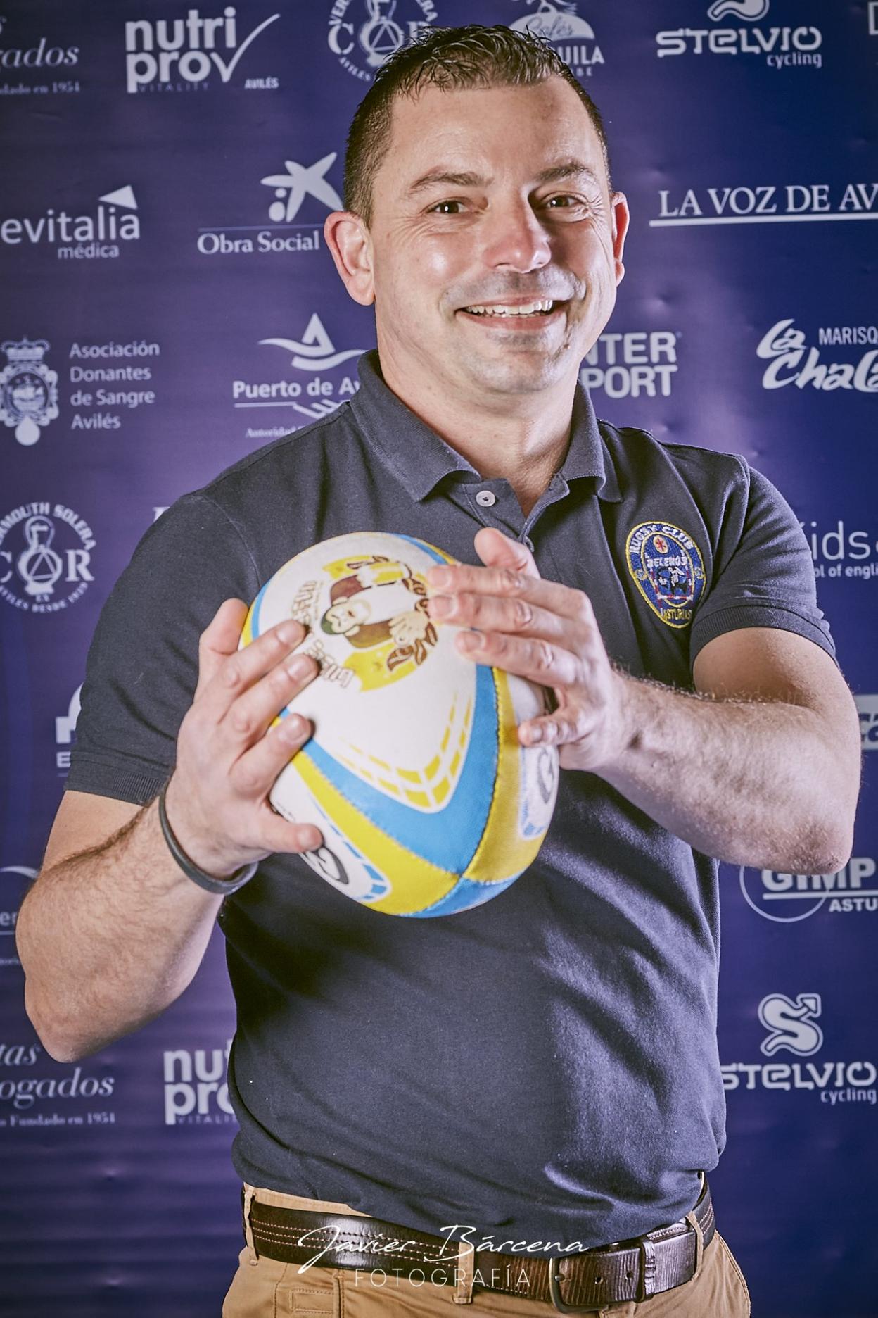 El presidente Felipe Blanco, con un balón de rugby, un deporte que se ha convertido en su vida. 