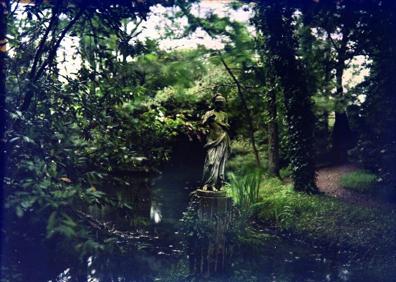 Imagen secundaria 1 - Arriba, paisaje de los alrededores de Gijón. A la izquierda, paisaje con escultura en un jardín y a la derecha, escena de Somió.