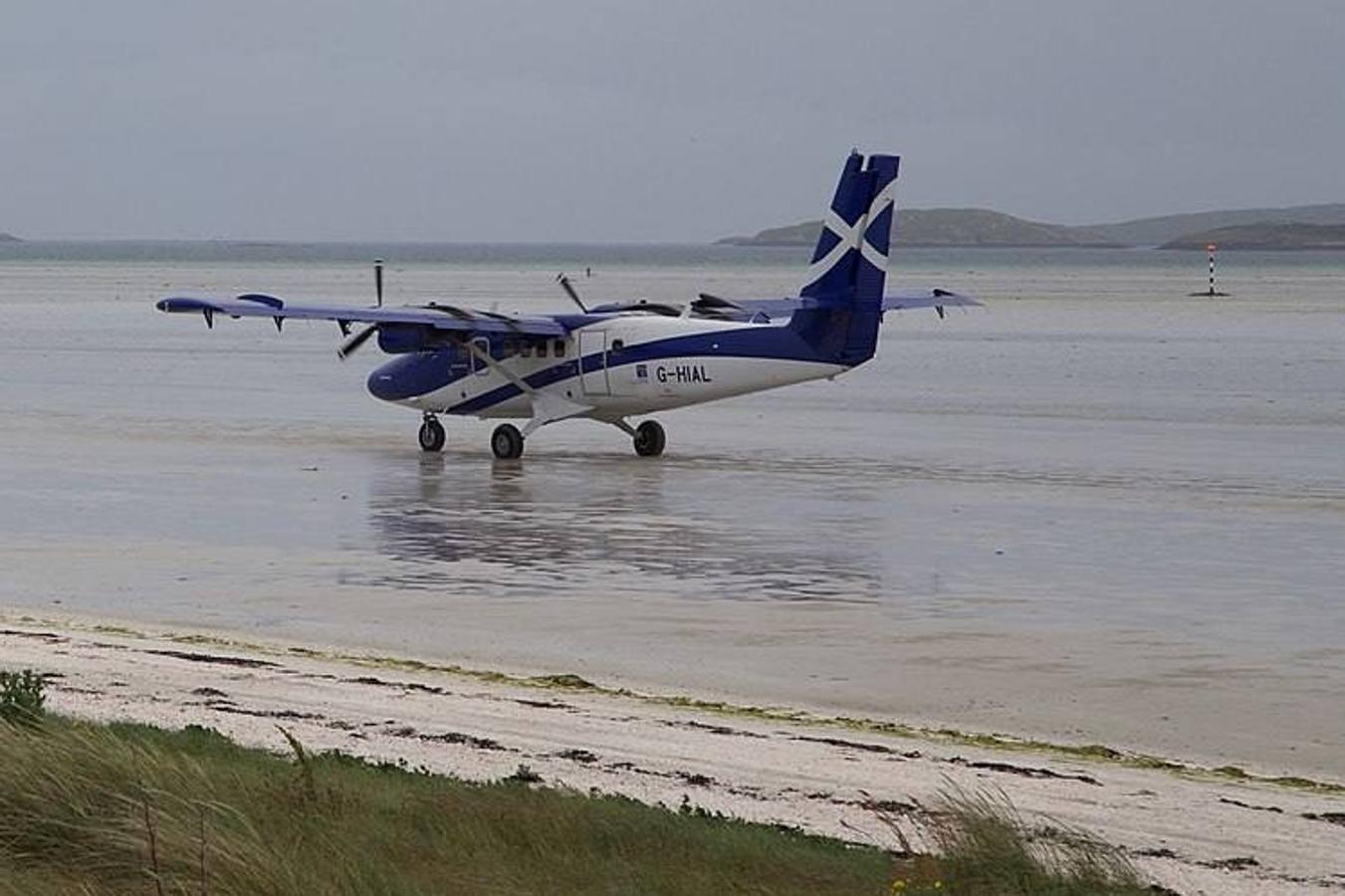 La gran peculiaridad de este aeropuerto es que no hay ninguna pista de asfalto con luces y señales, sino que el aterrizaje se realiza en una playa, y sólo durante la marea baja.