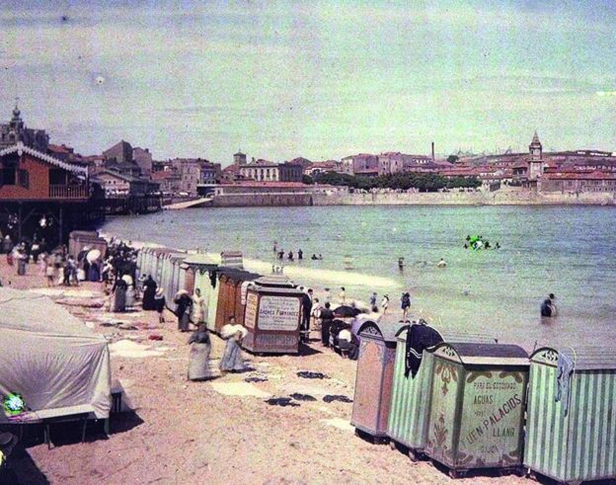 Paisaje panorámico de la playa de San Lorenzo.  