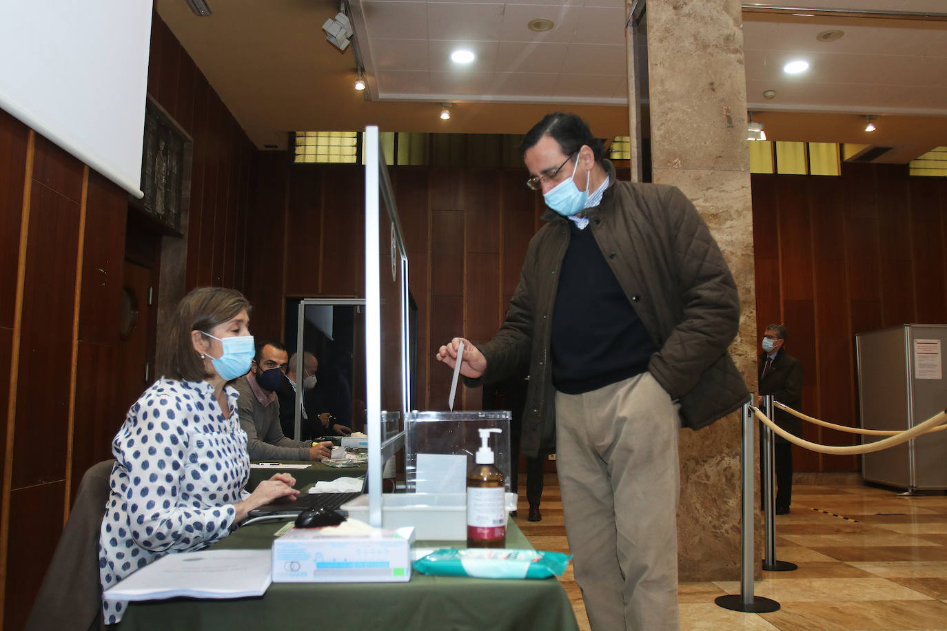 Luis Antuña consiguió este viernes la victoria en las elecciones al Colegio de Médicos de Asturias, imponiéndose a Venancio Martínez. Hubo gran afluencia de médicos para votar en las primeras elecciones desde 2001.