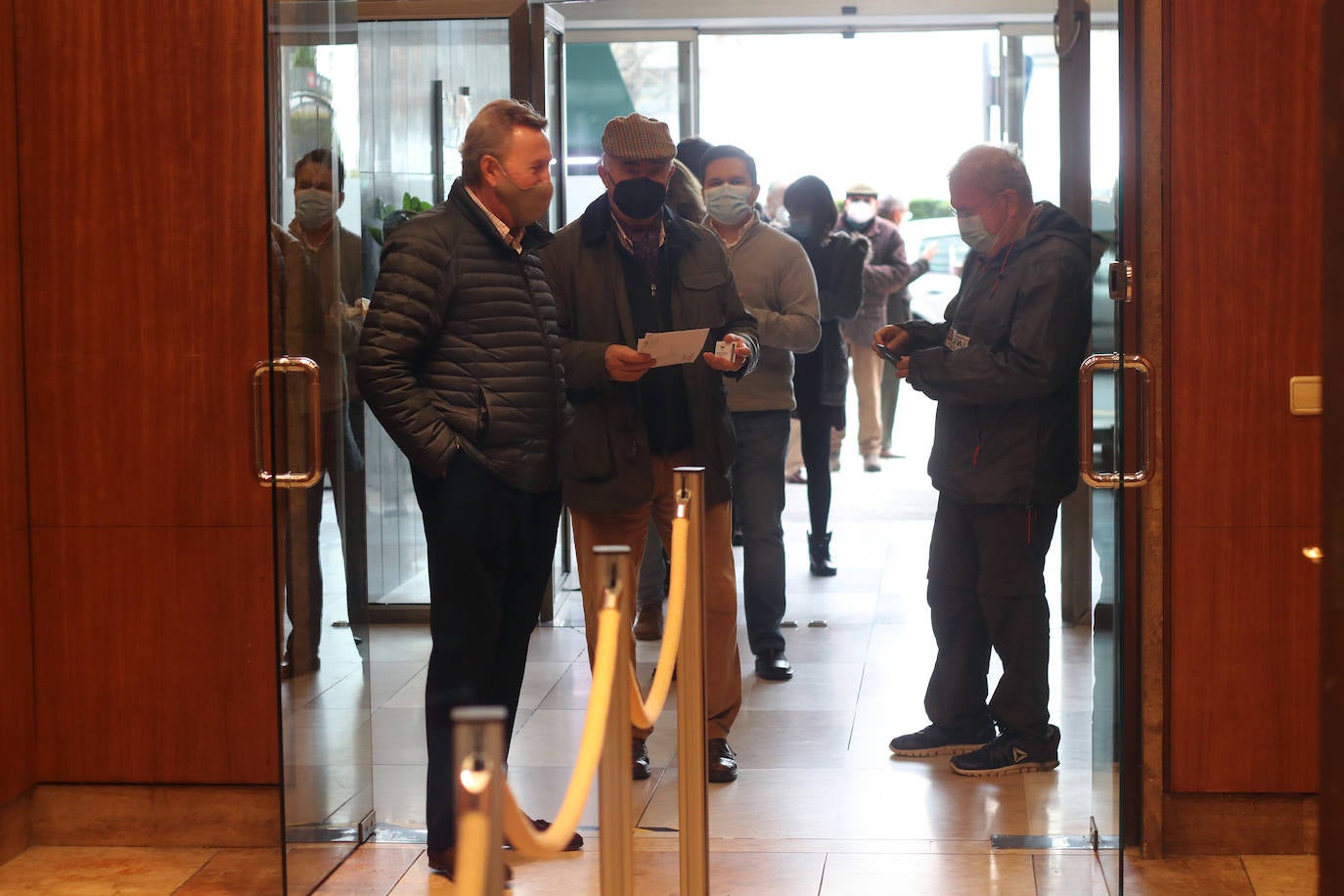 Luis Antuña consiguió este viernes la victoria en las elecciones al Colegio de Médicos de Asturias, imponiéndose a Venancio Martínez. Hubo gran afluencia de médicos para votar en las primeras elecciones desde 2001.