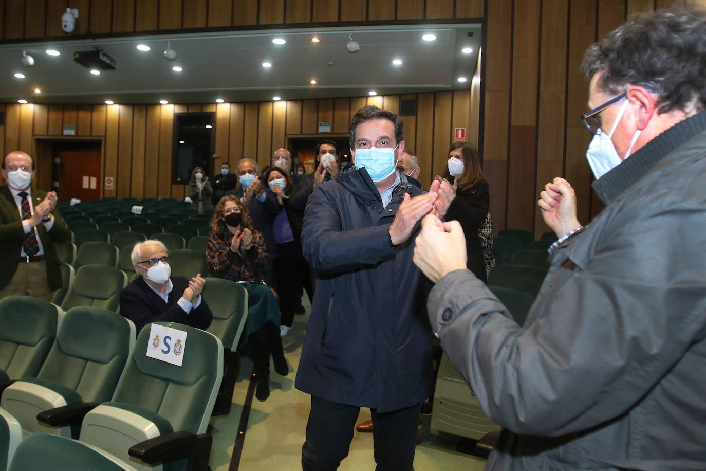Luis Antuña consiguió este viernes la victoria en las elecciones al Colegio de Médicos de Asturias, imponiéndose a Venancio Martínez. Hubo gran afluencia de médicos para votar en las primeras elecciones desde 2001.