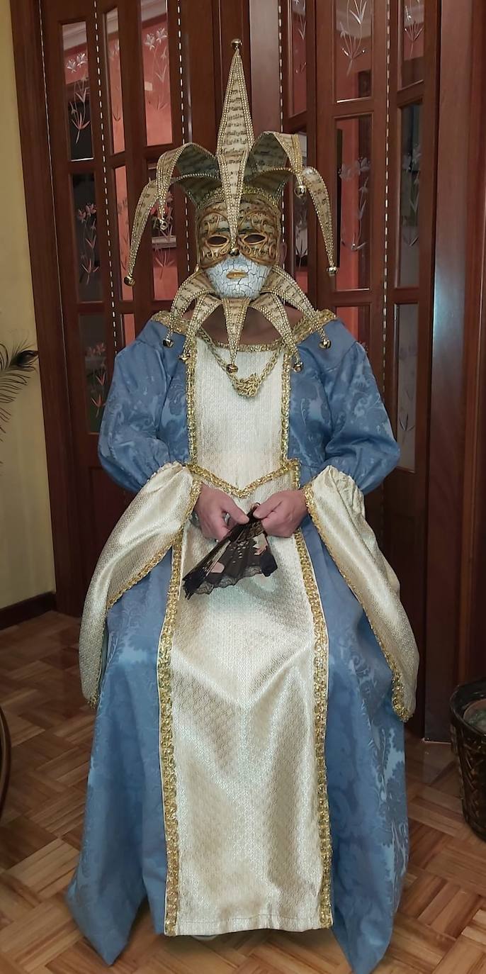 Decididos a no quedarse sin Carnaval, los ovetenses no han dudado en participar en el concurso 'Carnaval Casero 2021' convocado por la Concejalía de Centros Sociales. Una treintena de propuestas individuales y en grupo se han presentado, demostrando su originalidad y ganas de pasarlo bien.