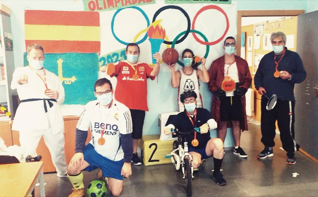 Decididos a no quedarse sin Carnaval, los ovetenses no han dudado en participar en el concurso 'Carnaval Casero 2021' convocado por la Concejalía de Centros Sociales. Una treintena de propuestas individuales y en grupo se han presentado, demostrando su originalidad y ganas de pasarlo bien.