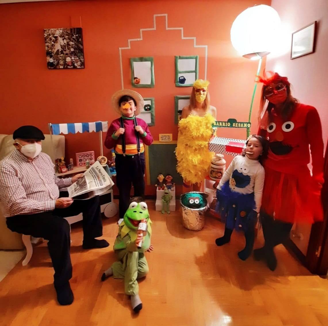 Decididos a no quedarse sin Carnaval, los ovetenses no han dudado en participar en el concurso 'Carnaval Casero 2021' convocado por la Concejalía de Centros Sociales. Una treintena de propuestas individuales y en grupo se han presentado, demostrando su originalidad y ganas de pasarlo bien.