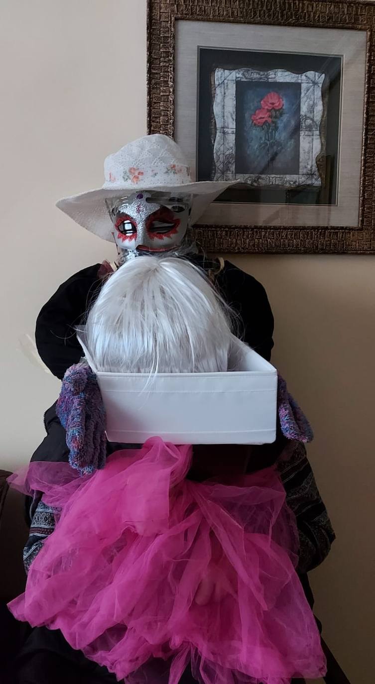 Decididos a no quedarse sin Carnaval, los ovetenses no han dudado en participar en el concurso 'Carnaval Casero 2021' convocado por la Concejalía de Centros Sociales. Una treintena de propuestas individuales y en grupo se han presentado, demostrando su originalidad y ganas de pasarlo bien.