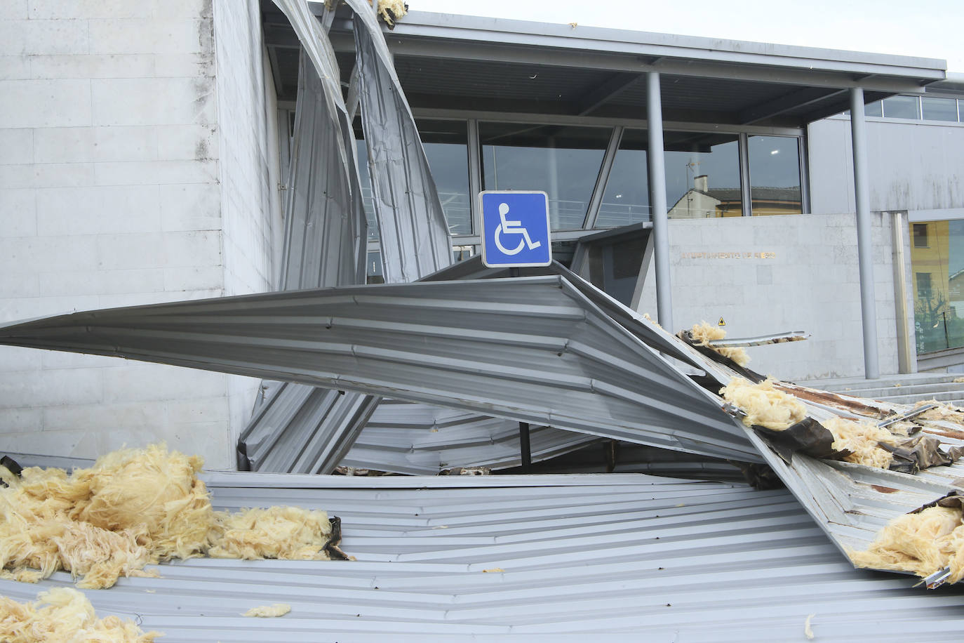 La región estará en alerta hasta el domingo, cuando las temperaturas bajarán bruscamente | La Policía Local de Gijón cierra los principales accesos al parque Isabel La Católica | El viento vuela el techo del polideportivo municipal de El Berrón