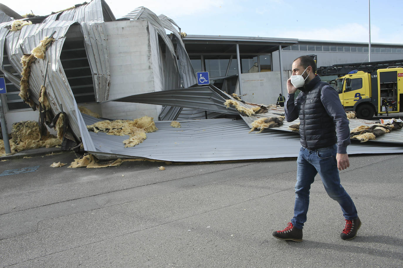 La región estará en alerta hasta el domingo, cuando las temperaturas bajarán bruscamente | La Policía Local de Gijón cierra los principales accesos al parque Isabel La Católica | El viento vuela el techo del polideportivo municipal de El Berrón