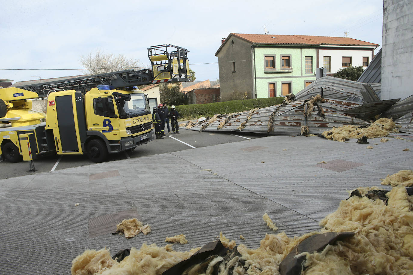 La región estará en alerta hasta el domingo, cuando las temperaturas bajarán bruscamente | La Policía Local de Gijón cierra los principales accesos al parque Isabel La Católica | El viento vuela el techo del polideportivo municipal de El Berrón