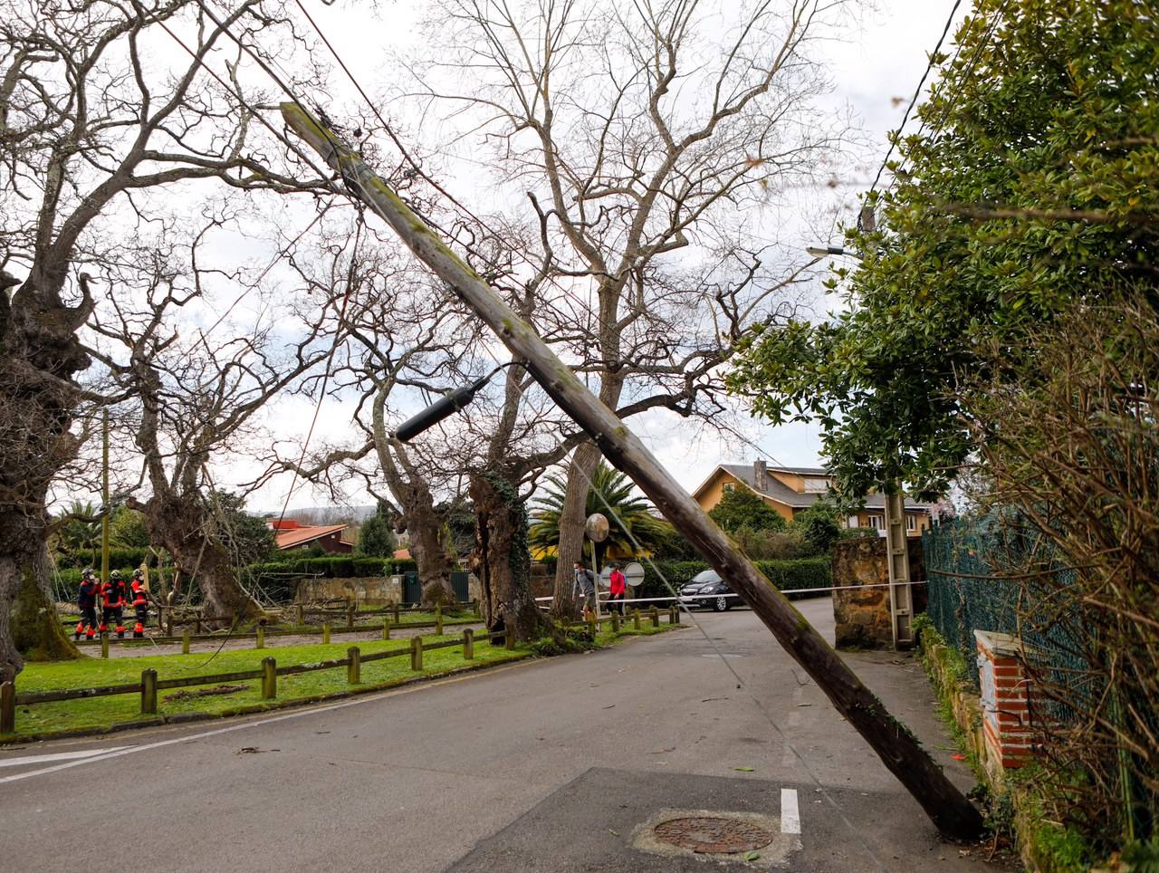 La región estará en alerta hasta el domingo, cuando las temperaturas bajarán bruscamente | La Policía Local de Gijón cierra los principales accesos al parque Isabel La Católica | El viento vuela el techo del polideportivo municipal de El Berrón