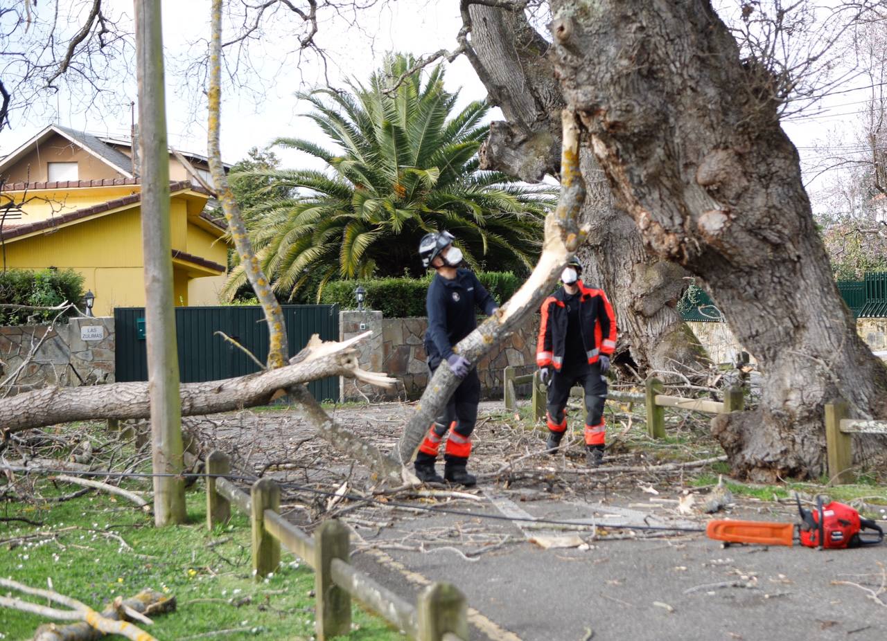 La región estará en alerta hasta el domingo, cuando las temperaturas bajarán bruscamente | La Policía Local de Gijón cierra los principales accesos al parque Isabel La Católica | El viento vuela el techo del polideportivo municipal de El Berrón