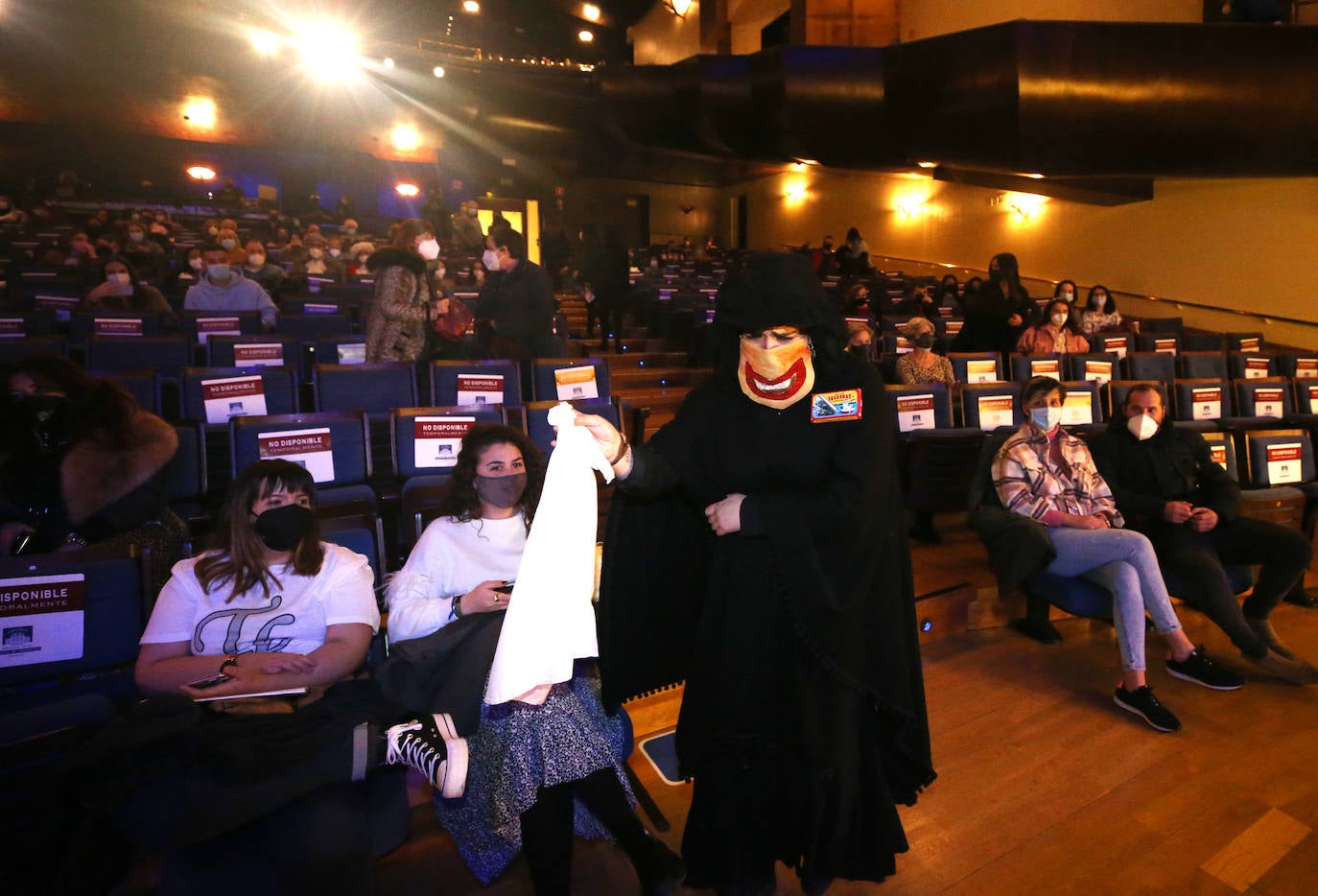 El grupo Tekila animó a las setecientas personas que asistieron al Auditorio, donde también se enterró a la sardina.