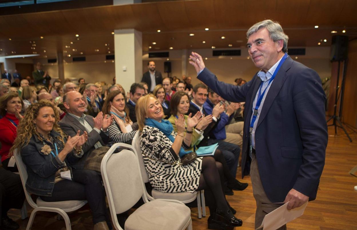 Marín en 2015 cuando fue elegido, con Mallada en segunda fila. 