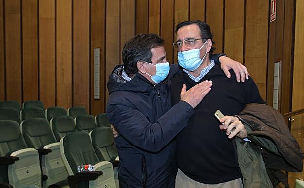 Antuña anima a su rival, Venancio Martínez. 