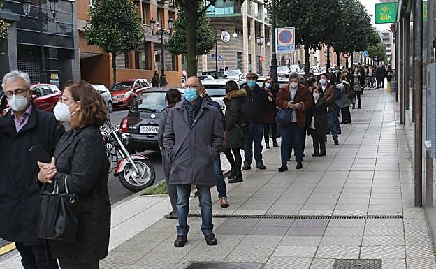 Larga cola para ejercer el voto en la sede colegial de Oviedo. 