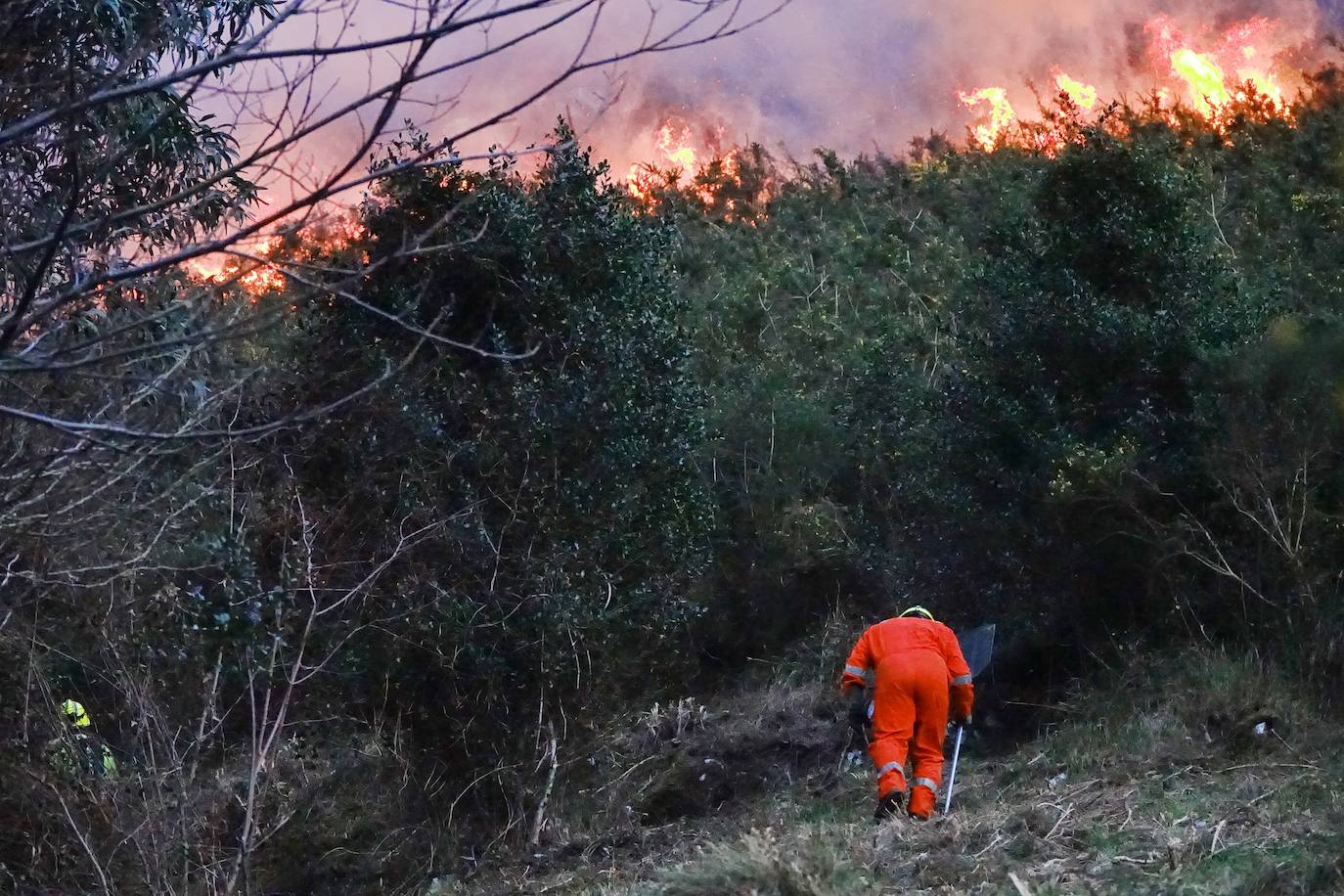 Los bomberos tratan de controlar el fuego activo en la sierra de Las Pandas-Cubera, en el límite entre los dos concejos del Oriente.