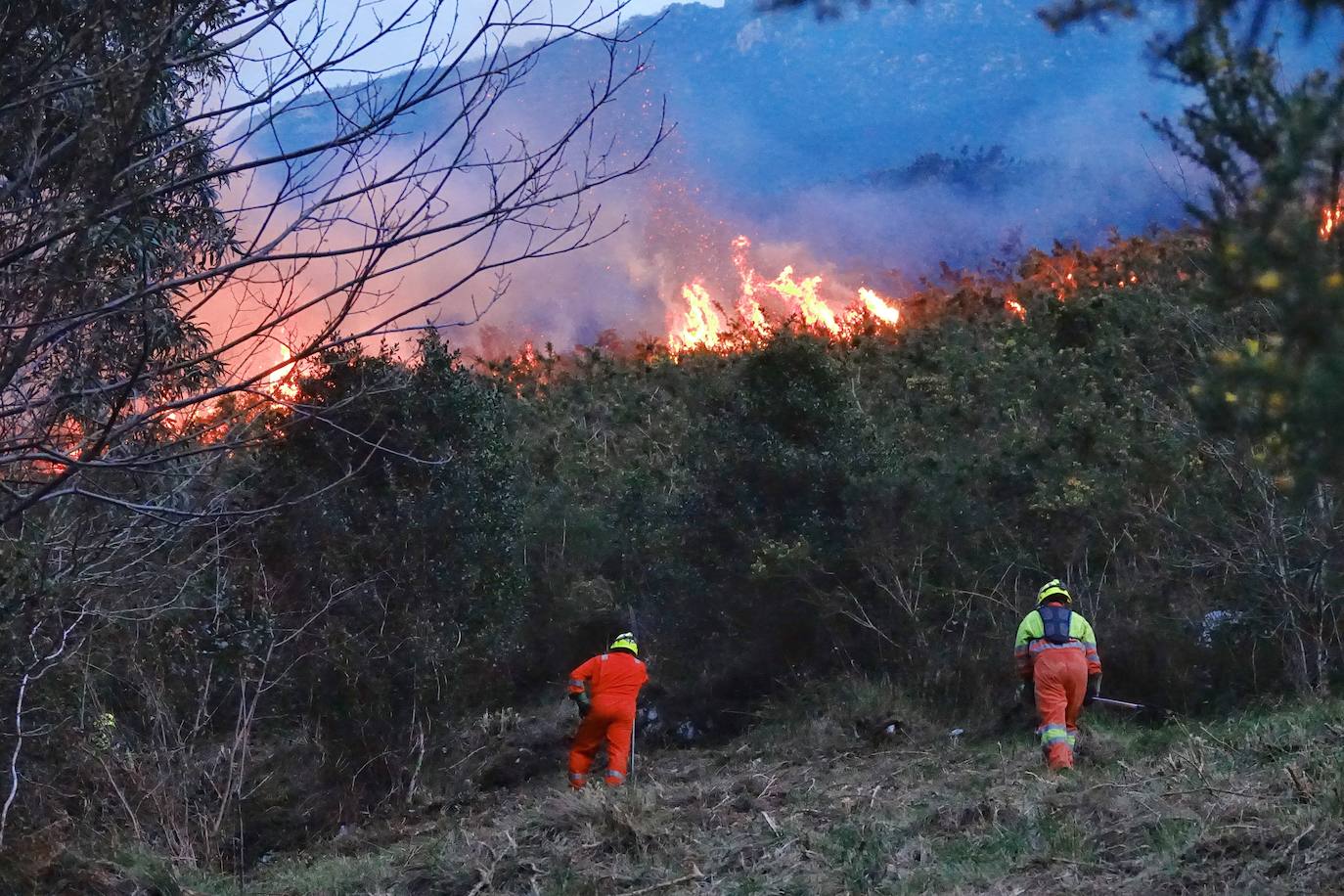 Los bomberos tratan de controlar el fuego activo en la sierra de Las Pandas-Cubera, en el límite entre los dos concejos del Oriente.