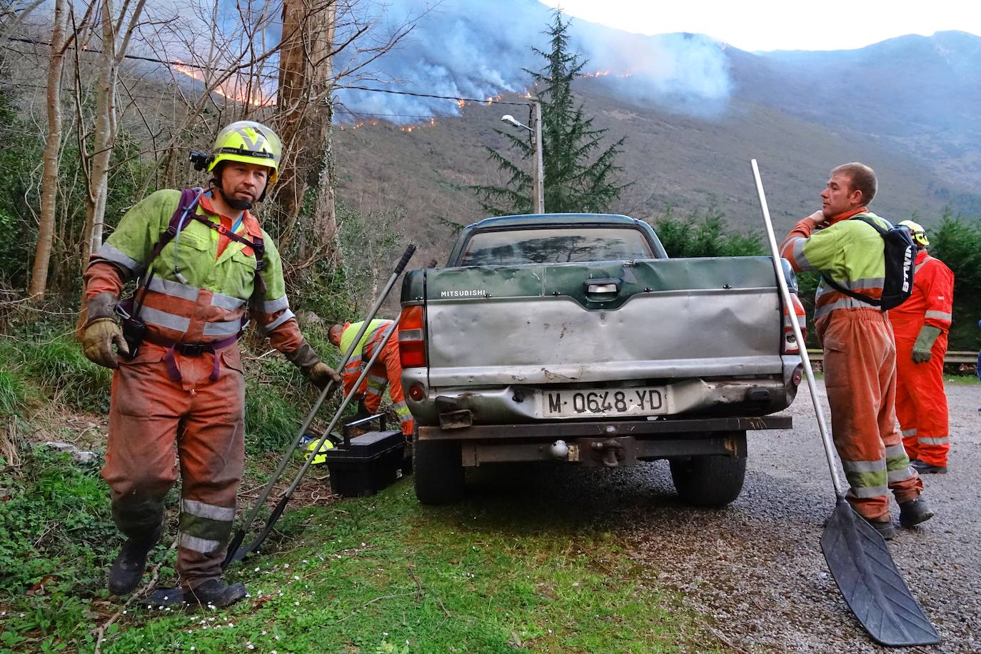 Los bomberos tratan de controlar el fuego activo en la sierra de Las Pandas-Cubera, en el límite entre los dos concejos del Oriente.