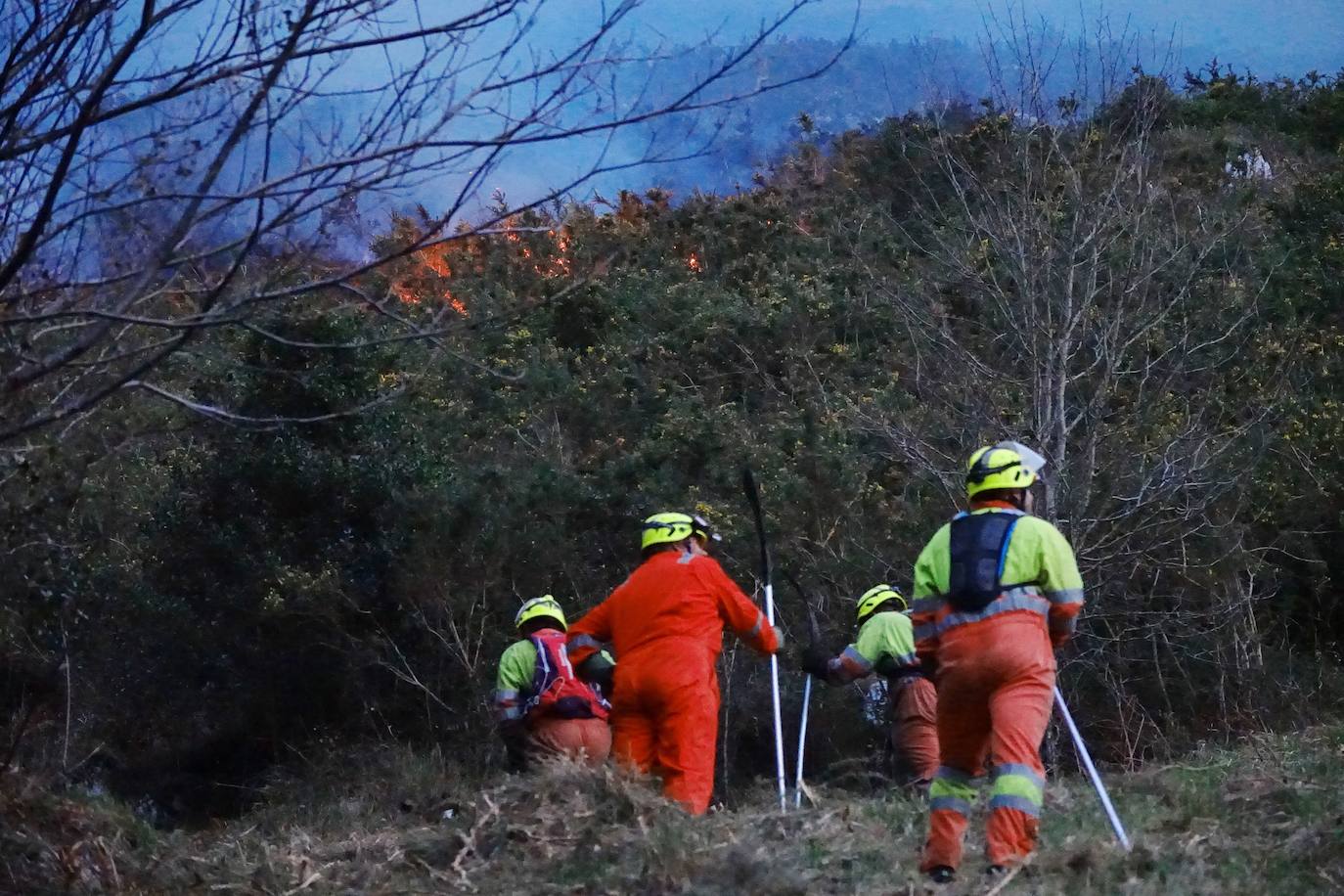 Los bomberos tratan de controlar el fuego activo en la sierra de Las Pandas-Cubera, en el límite entre los dos concejos del Oriente.