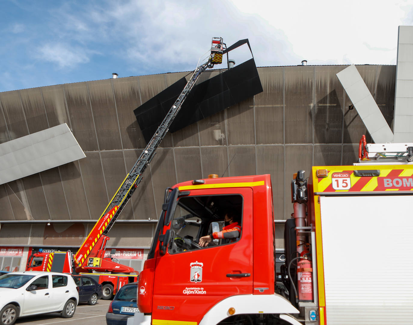 La región estará en alerta hasta el domingo, cuando las temperaturas bajarán bruscamente | La Policía Local de Gijón cierra los principales accesos al parque Isabel La Católica | El viento vuela el techo del polideportivo municipal de El Berrón