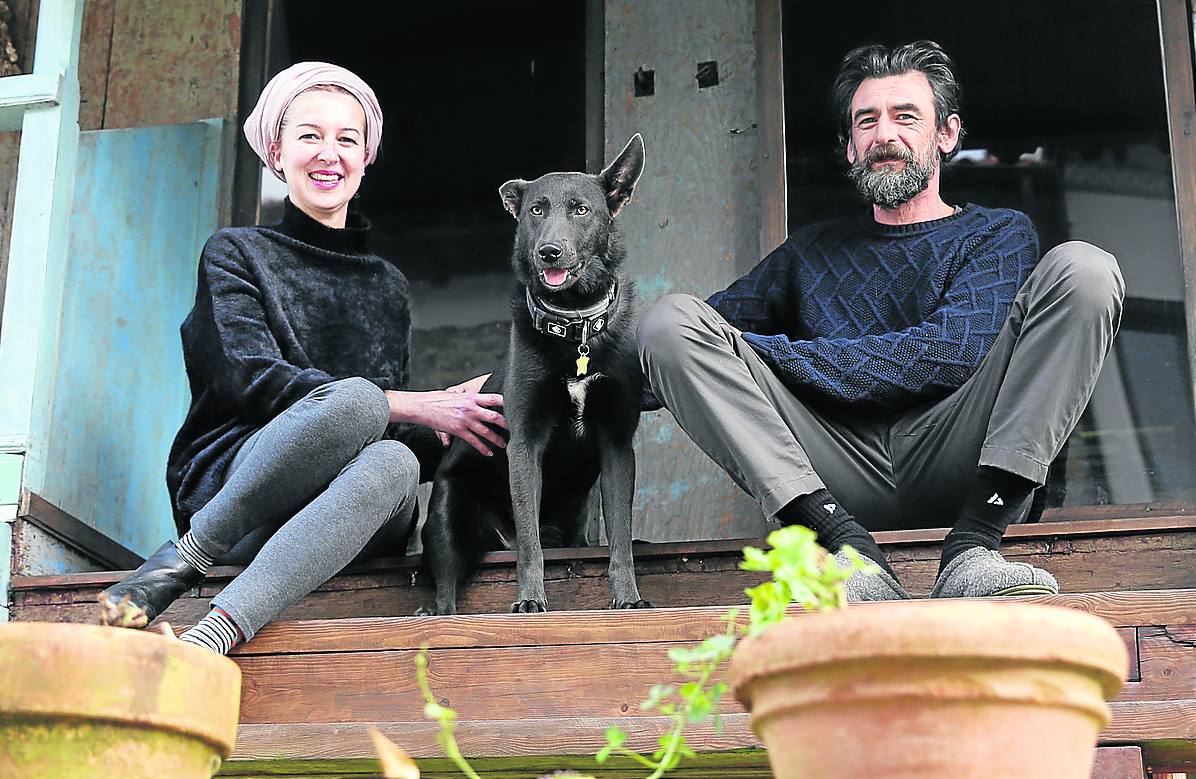 Virgina López y Giovanni Lanterna, en la sede de PACA, en Cenero (Gijón).