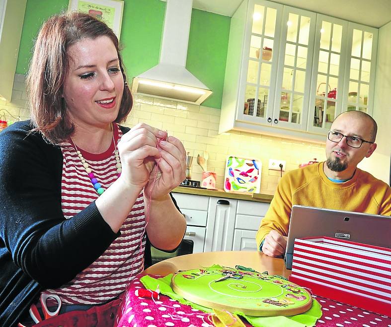 Noemí Saavedra 'Wenyuri' y Enrique Fernández, en la parroquia piloñesa de Coya. 